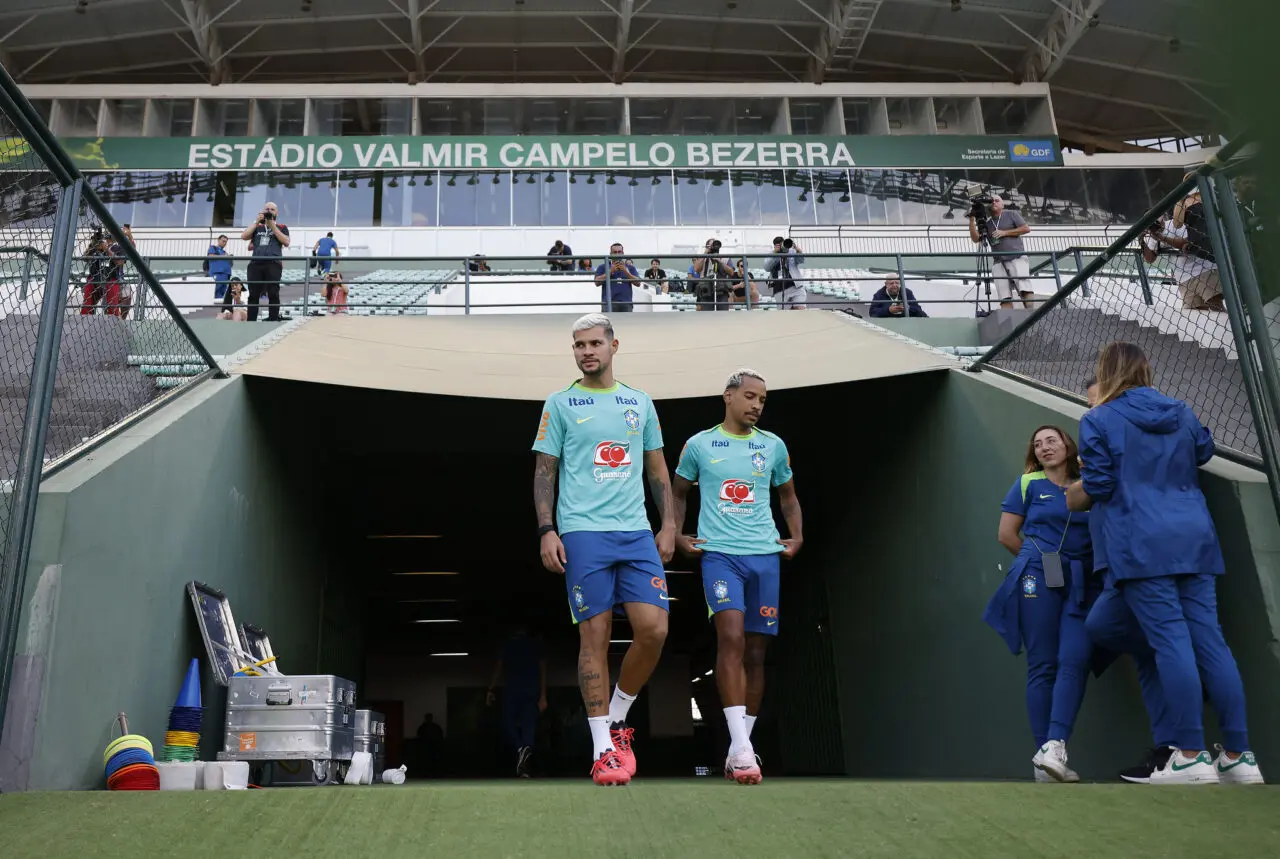 Bruno Guimarães (à esquerda) no treino da seleção brasileira