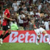 Madson observa Diogo em Fluminense x Athletico