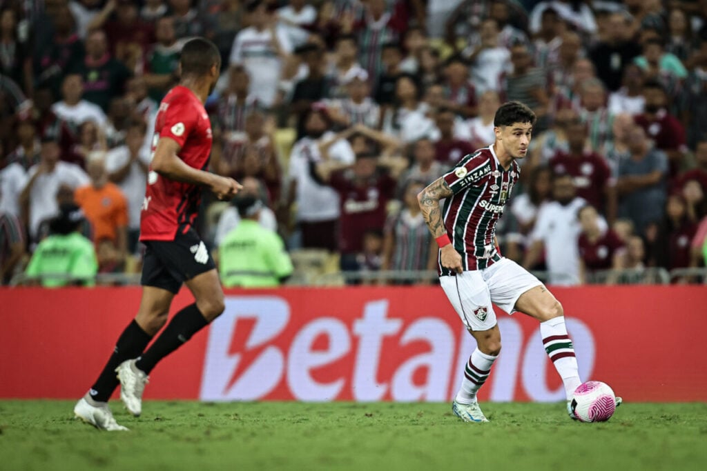 Madson observa Diogo em Fluminense x Athletico