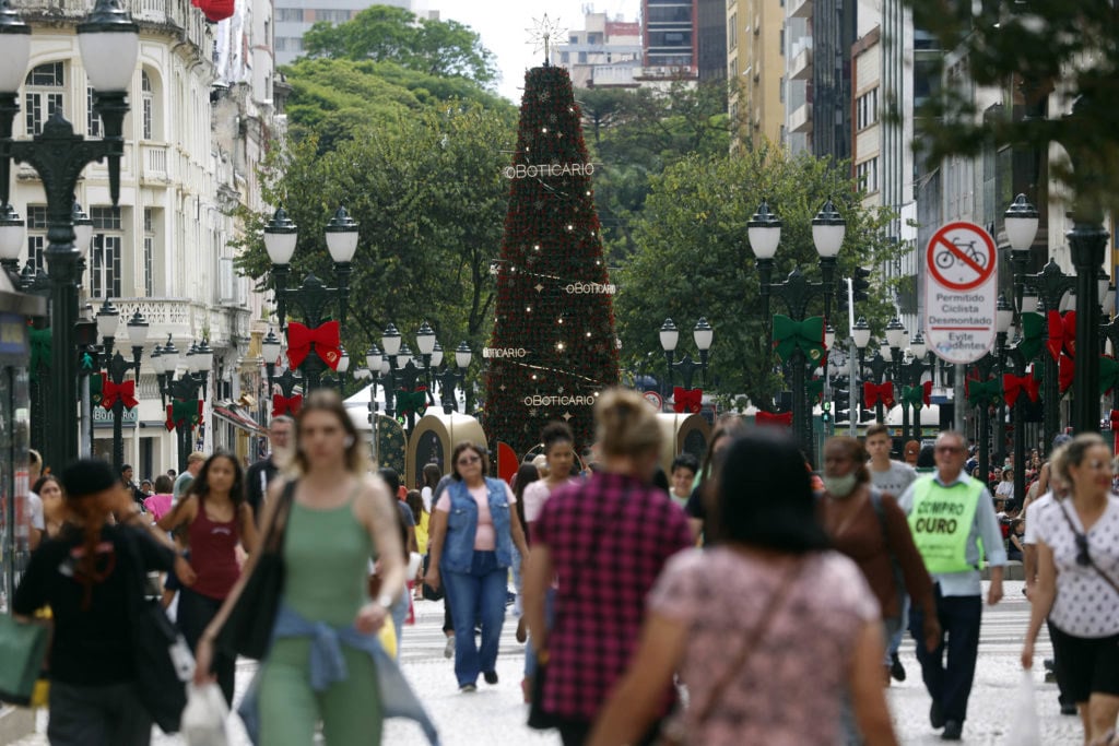 Imagens de movimentação de pessoas nas ruas do centro de curitiba. Movimento no comércio da região central de Curitiba. Vendas aquecidas pelo motivo no natal e copa do mundo.