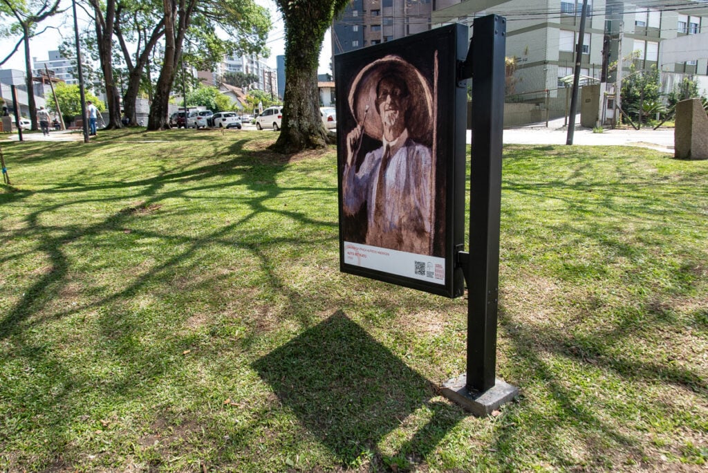 Galeria ao ar livre da Praça Alfredo Andersen já está aberta ao público