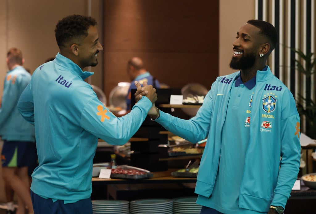 Danilo e Gerson na apresentação da seleção brasileira