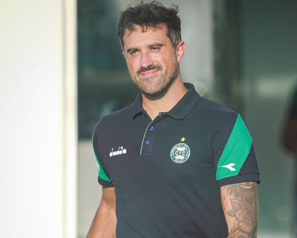 O zagueiro Maurício Antonio embarca para Goiânia: Vila Nova x Coritiba