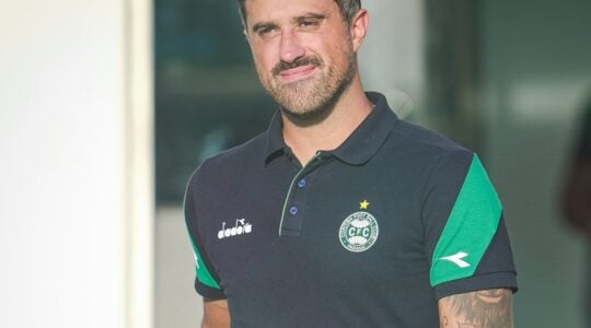 O zagueiro Maurício Antonio embarca para Goiânia: Vila Nova x Coritiba