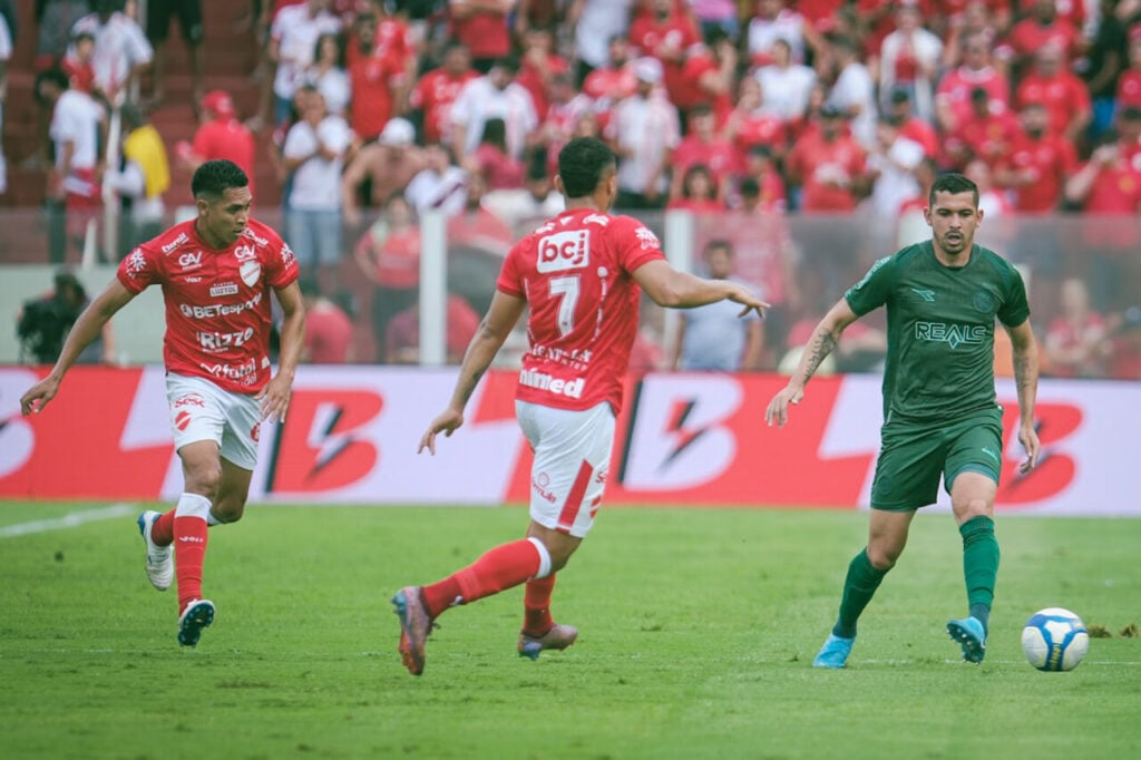 Bruno Melo contra o Vila Nova