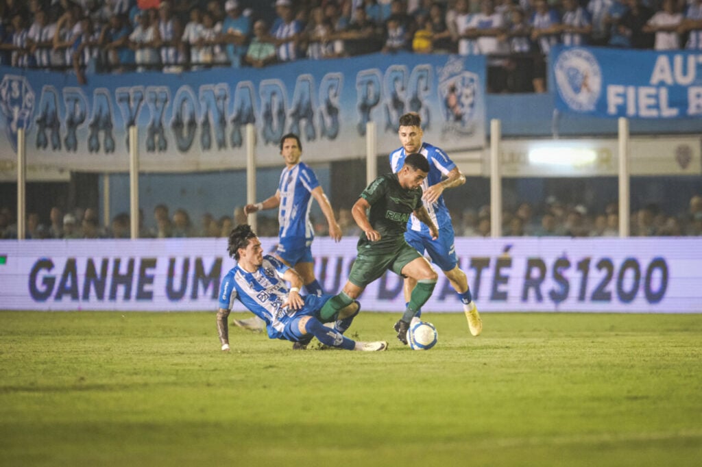 Lucas Ronier enfrenta o Paysandu: goleiro do Coritiba, Pedro Morisco, foi o destaque