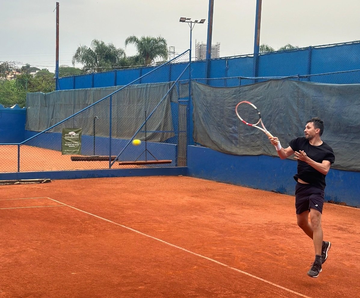 Paulo André treina tênis: ex-zagueiro do Athletico