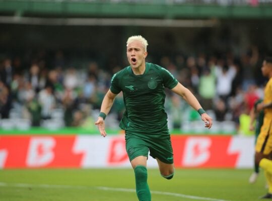 Matheus Frizzo comemora gol pelo Coritiba