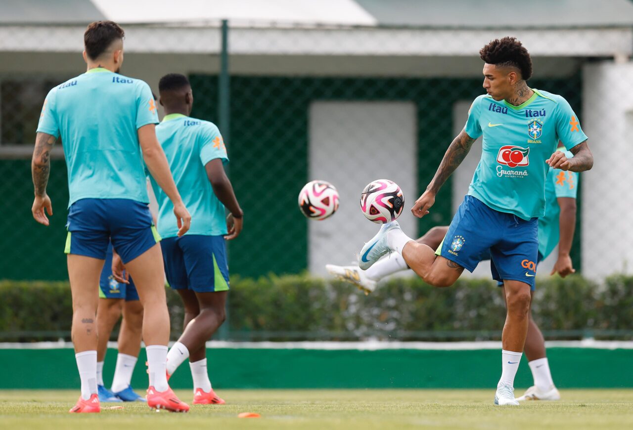 Igor Jesus em treino da seleção brasileira