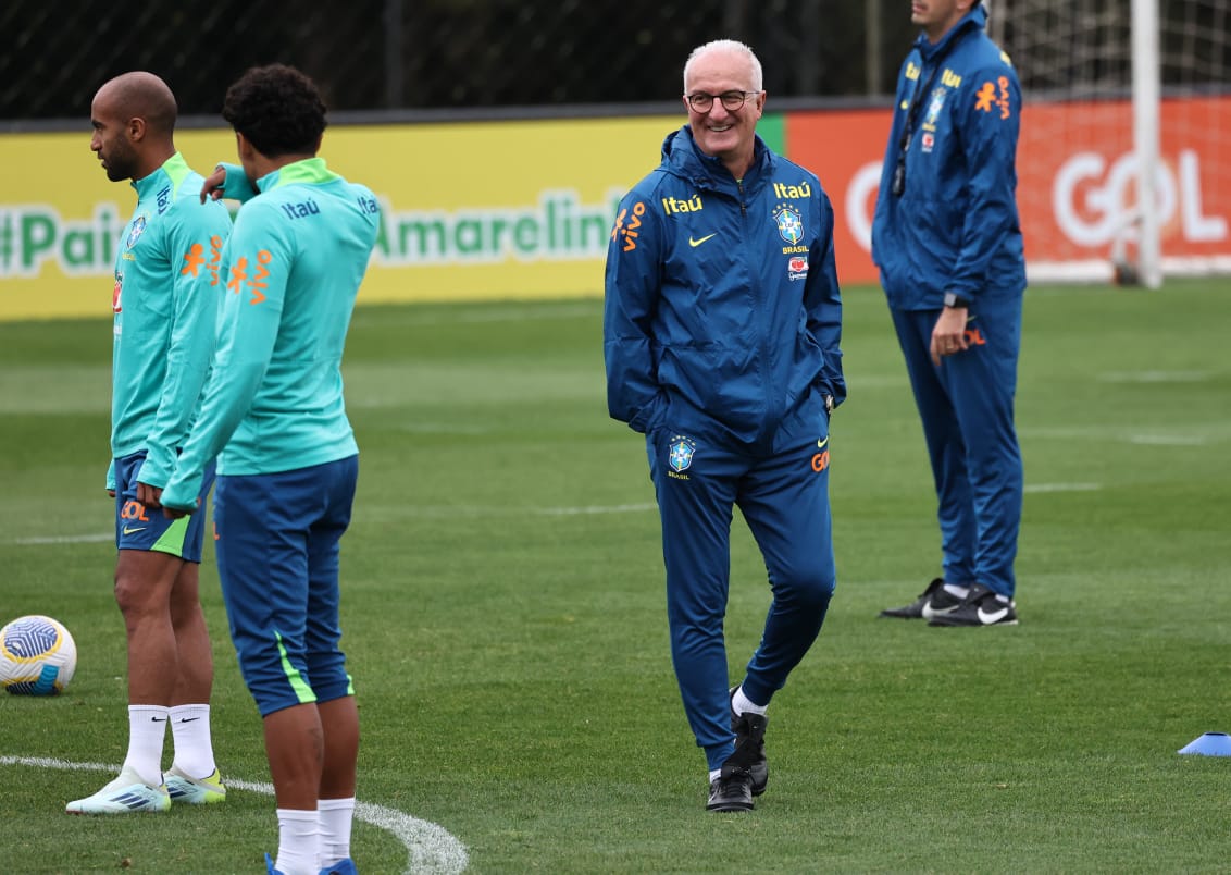 Dorival Júnior em treino da seleção brasileira