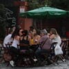 CLIENTES DE UM BAR NO LARGO DA  ORDEM SE  DIVIDEM ENTRE CERVEJA E  CELULAR