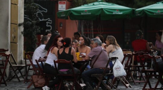 CLIENTES DE UM BAR NO LARGO DA  ORDEM SE  DIVIDEM ENTRE CERVEJA E  CELULAR