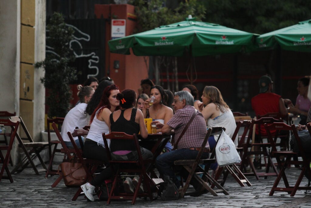 CLIENTES DE UM BAR NO LARGO DA  ORDEM SE  DIVIDEM ENTRE CERVEJA E  CELULAR