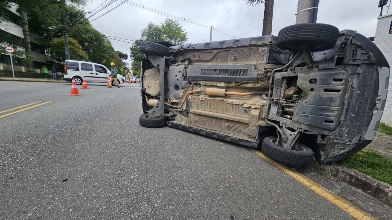 carro tombado