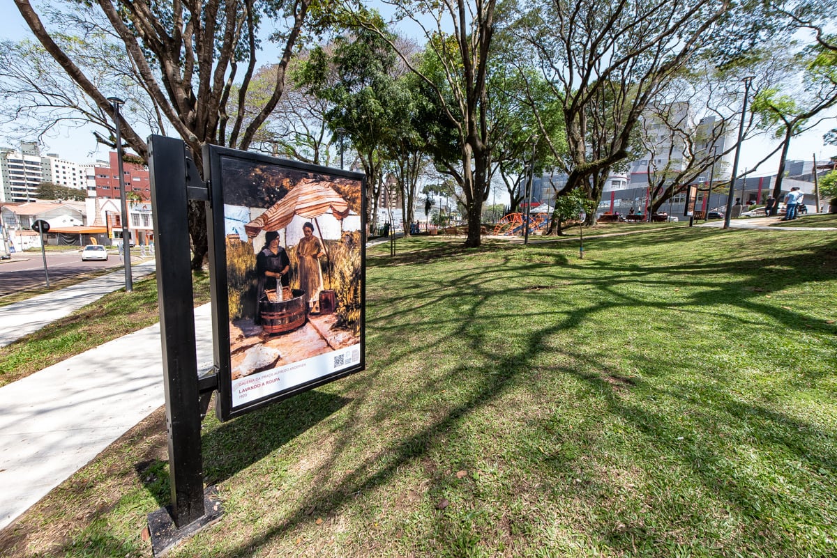 Galeria ao ar livre da Praça Alfredo Andersen já está aberta ao público